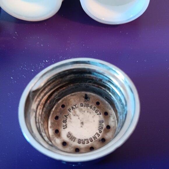 Vintage salt and pepper shaker set - Picture 3 of 7